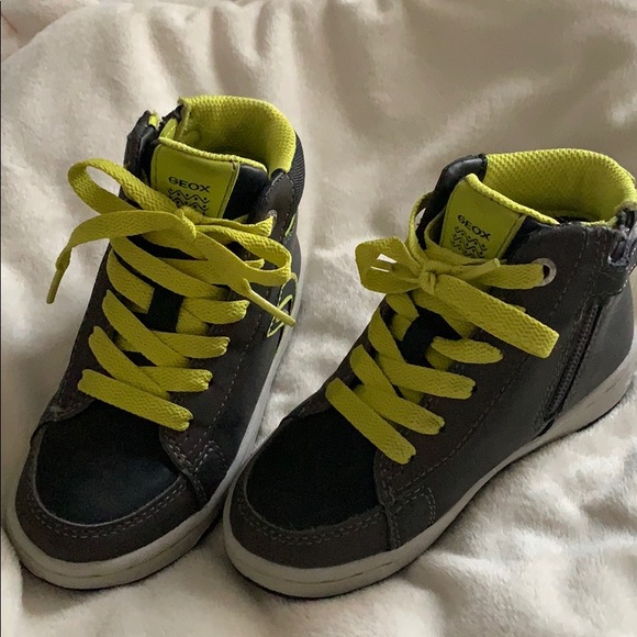 boys waterproof sneakers